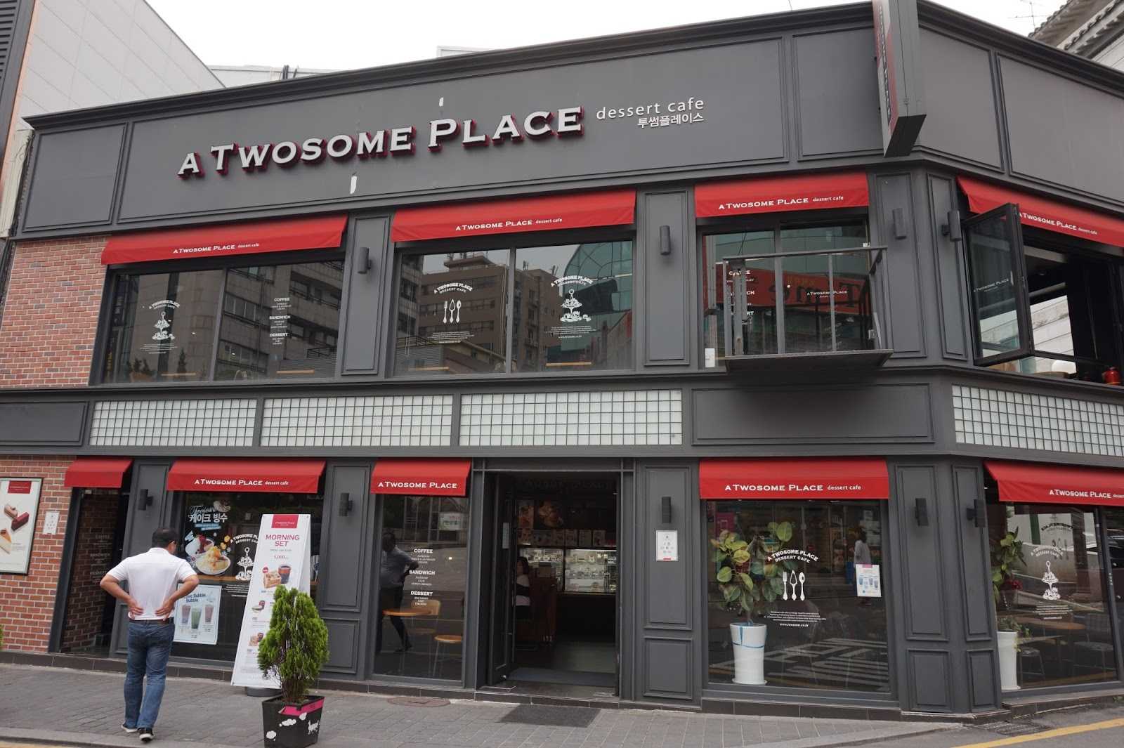 Façade grise et rouge sur deux étages d'un café A Twosome Place en Corée du Sud