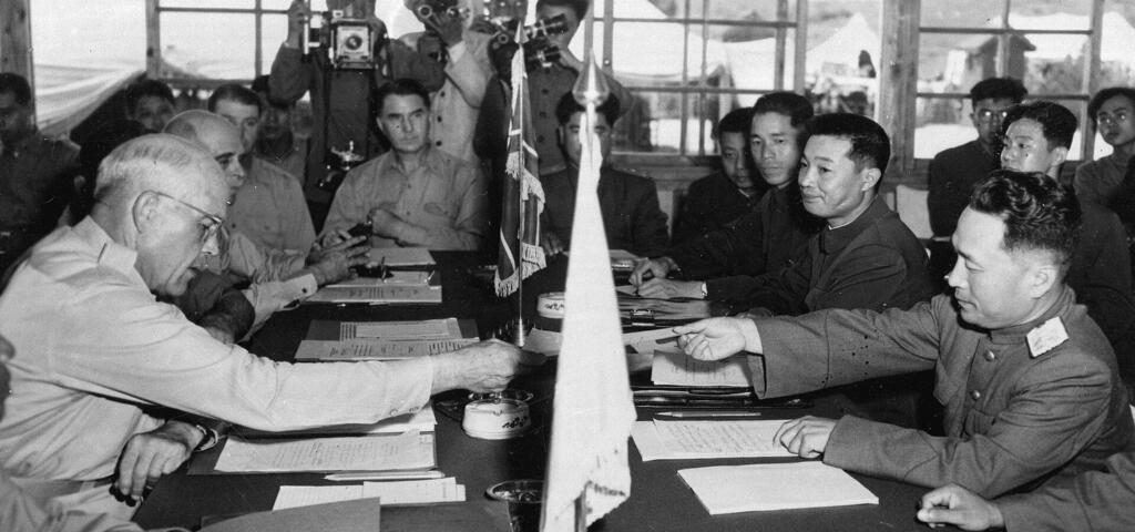 des officiels américains et nord-coréens signent la fin des combats