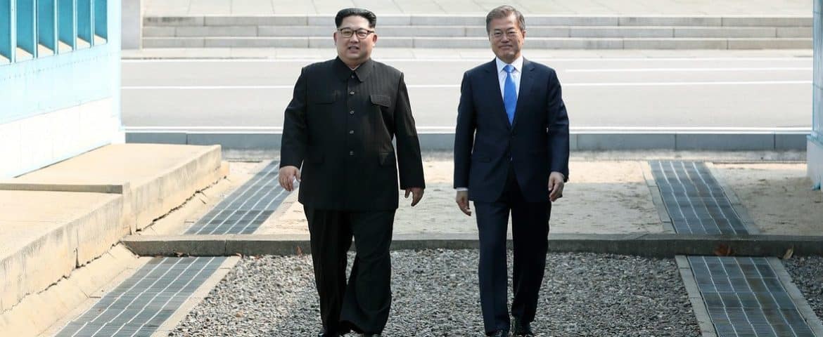 Kim Jung-un et Moon Jae-in marchant dans le sol sud-coréen. panmunjom, 2018