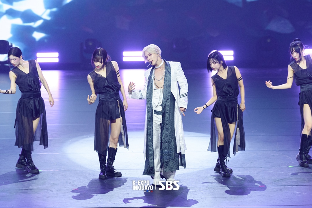 Le soliste Taemin sur scène avec ses danseuses