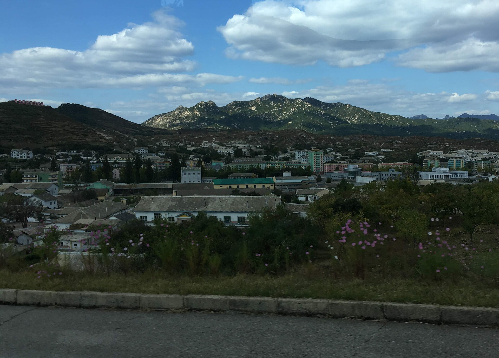 Vue de la ville de Kaesong en Corée du Nord, ancienne capitale Songak de la dynastie Goryeo, en 2018