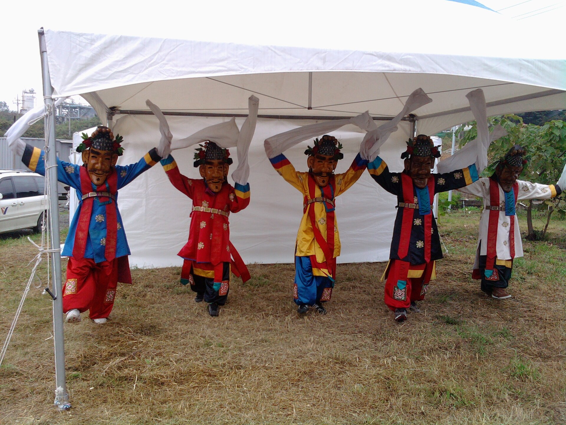 Cheoyongmu exécuté par cinq danseurs masqués, hyangak jeongjae inscrit à l UNESCO