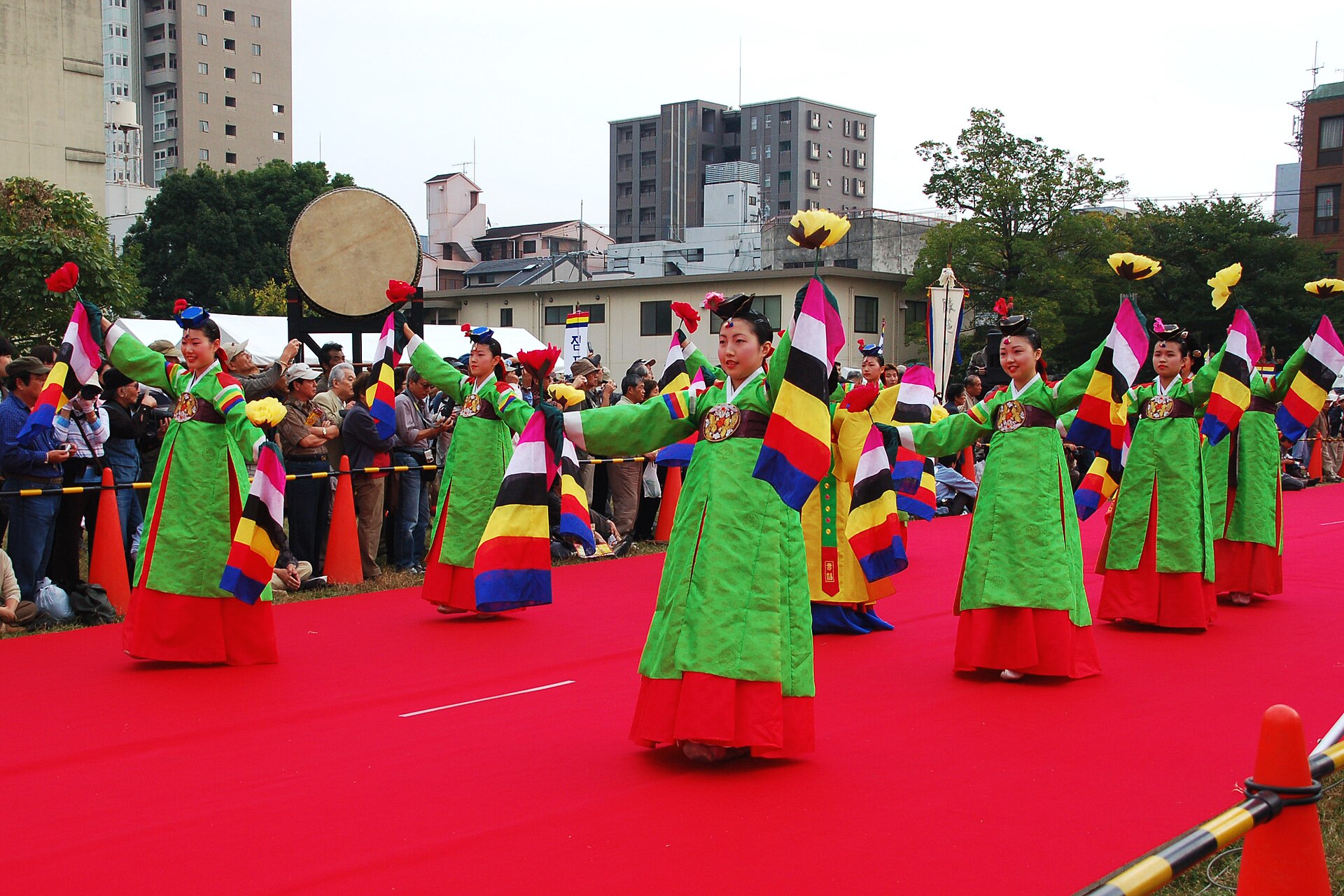 Danseuses de cour de Joseon exécutant un jeongjae, probablement le Gain jeonmokdan