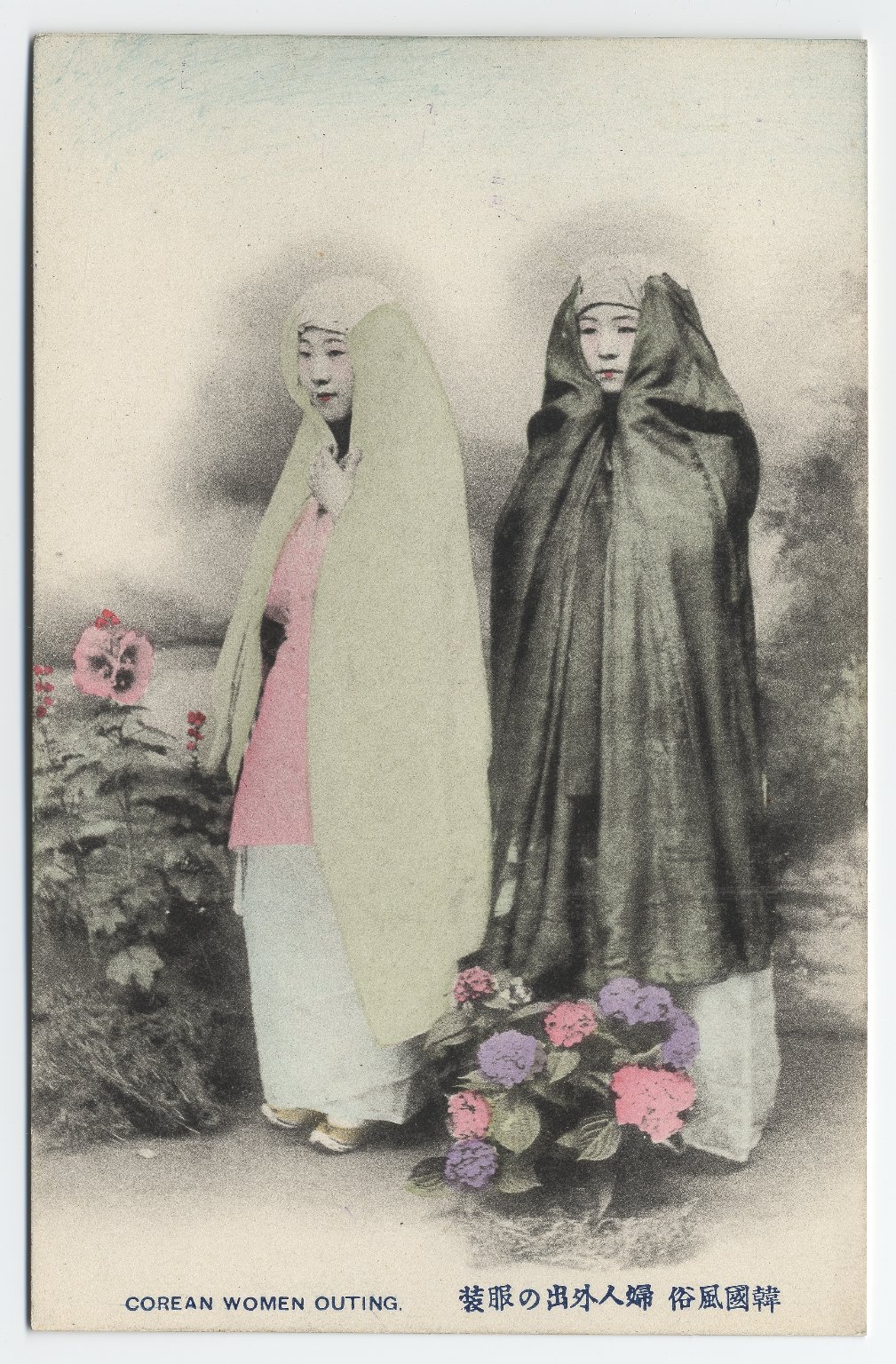 Photographie ancienne de femmes coréennes voilées en sortie, usage du sseugae chima et du changot